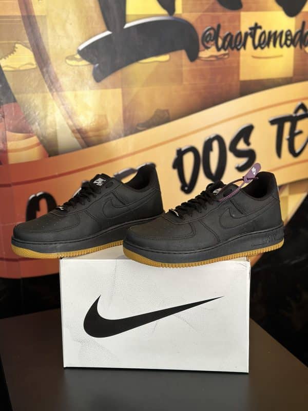 NIKE AIRFORC PRETO/CARAMELO